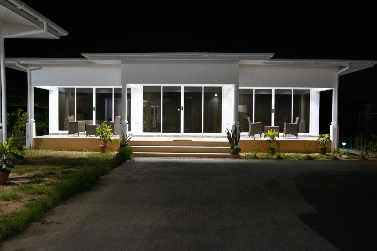 Macmillan'S Holiday Villas Grand Anse  ภายนอก รูปภาพ